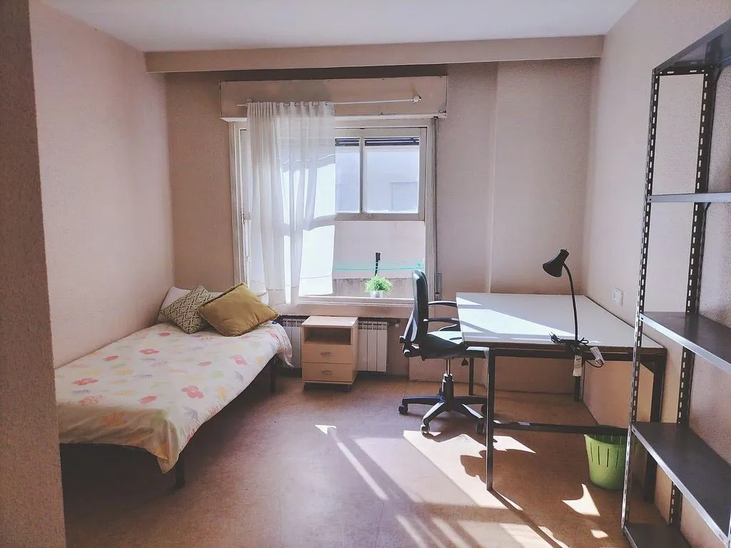 Bureau - Furnished Flat with Balcony in Salamanca