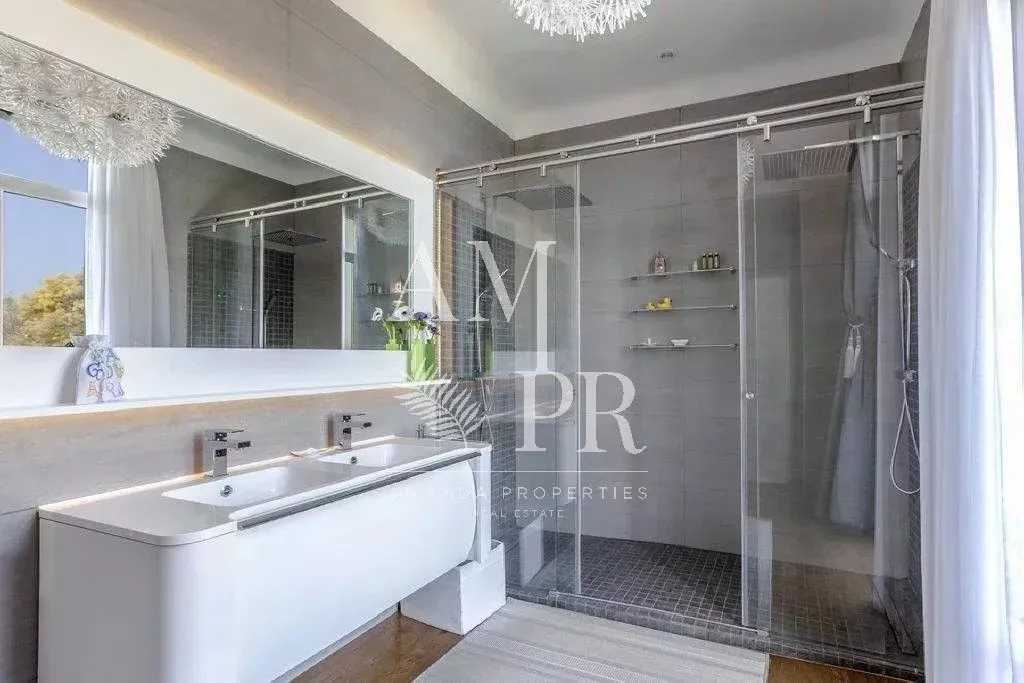 Bathrooms - Luxury Villa with Sea View in Cannes