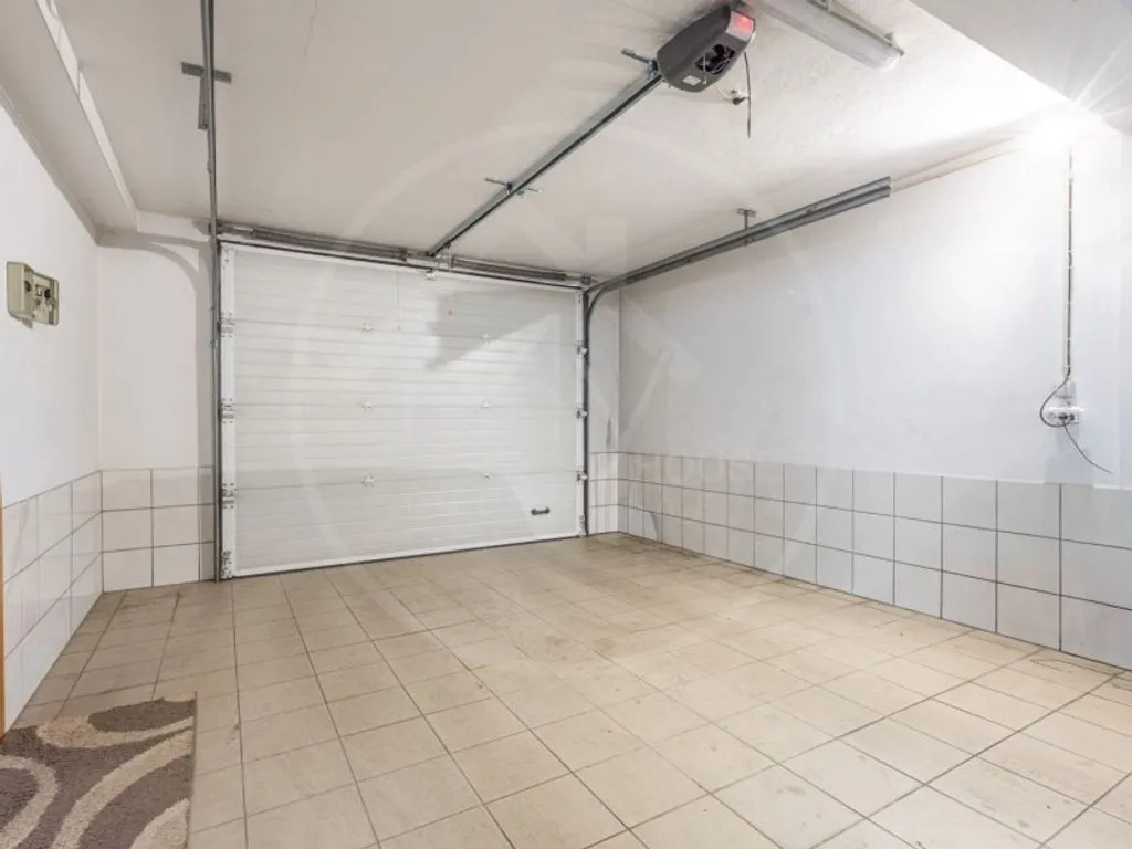 Garaaž - Luxury Villa with Garden in Adoufe, Vila Real