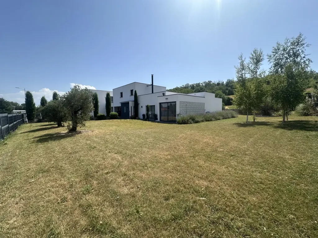 Garden - Modern Villa with Pool in Artisanal Zone