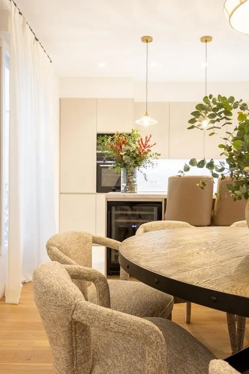 Söögituba - Luxury East-Facing Apartment in JERONIMOS, Madrid