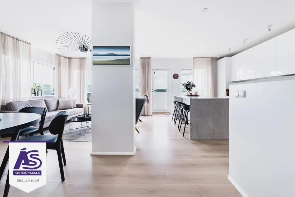 Sala da pranzo - Newly Built Duplex with Garden in Skarðshlíð