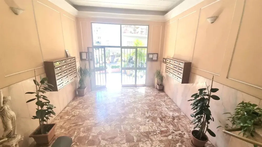 Entrée - Three-Bedroom Apartment with Balcony in Talenti, Rome