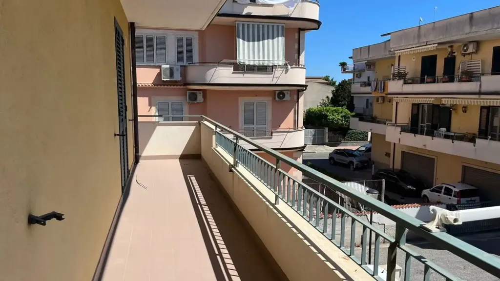 Balcone - Three-Bedroom Flat with Balconies in Siderno