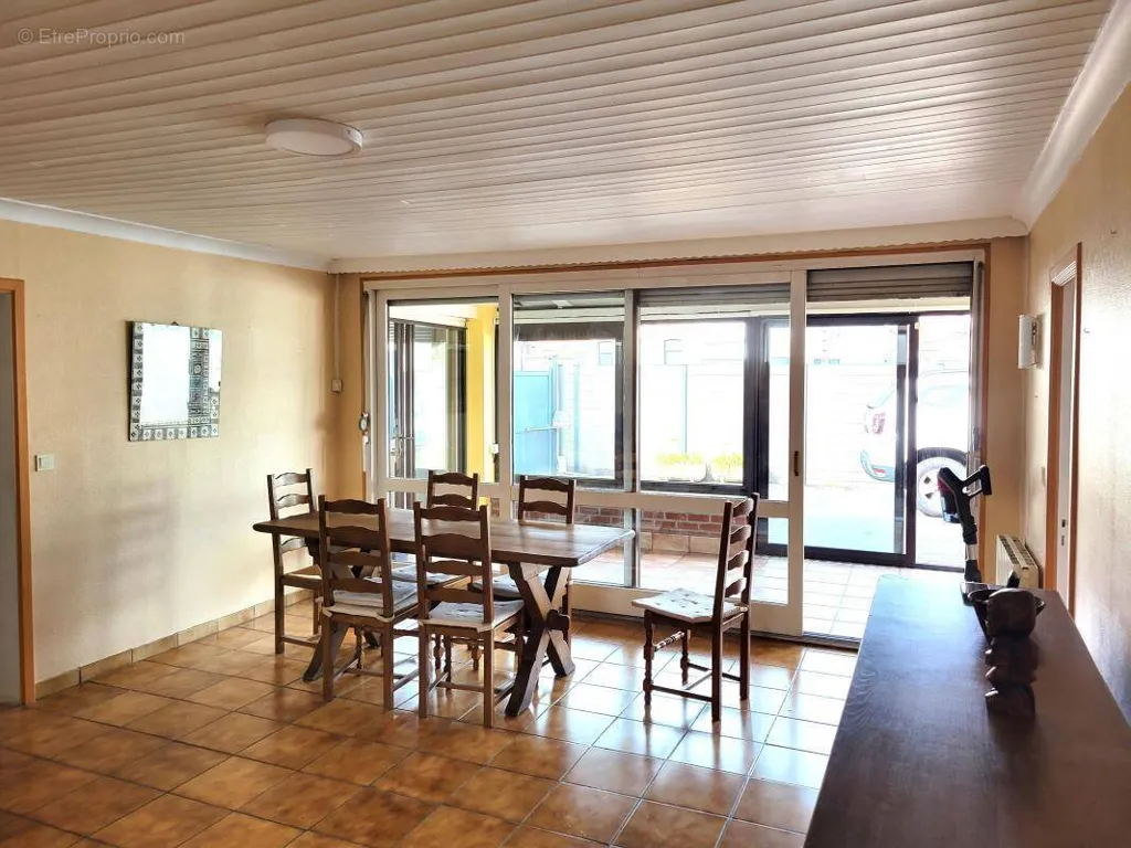 Sala da pranzo - Spacious Bungalow with Veranda in Wattrelos
