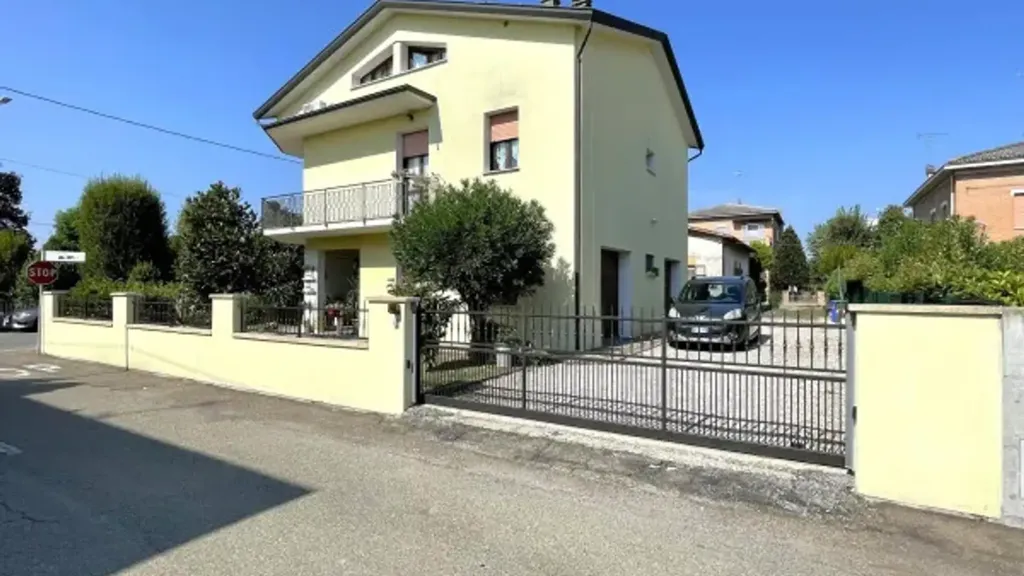 Välivaade - Rear-Access Villa with Garden in Soliera