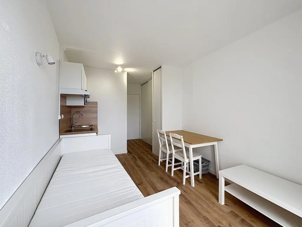 Séjour - Studio Meublé avec Balcon à Bordeaux