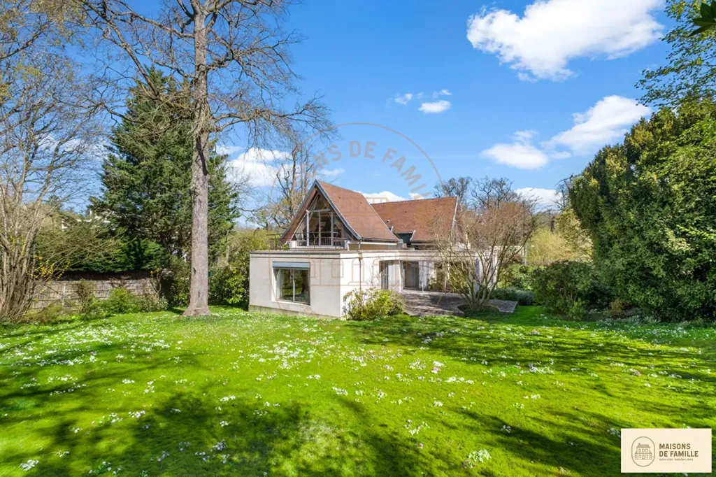 Aed - Architectural House with Garden in Rueil-Malmaison