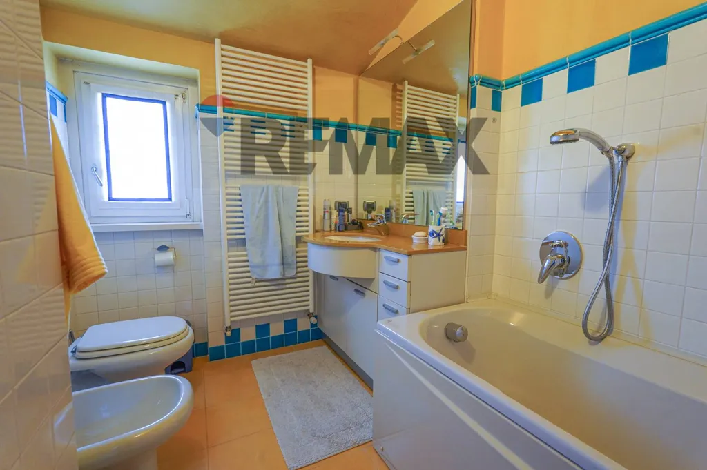 Salles de bain - Detached Villa with Two Apartments in Cologno al Serio