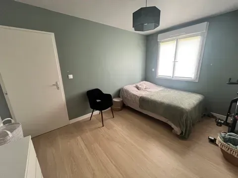 Chambres - Maison Plain-Pied avec Jardin et Garage à Proximité des Écoles