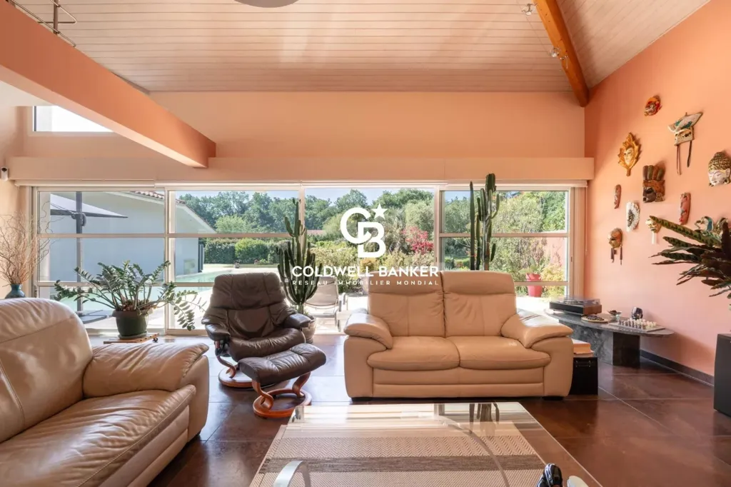 Living Room - Villa with Pool in Lakeside Setting