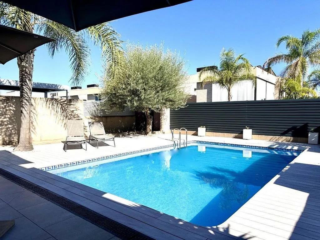 Bassein - Villa with Pool in Residential Area