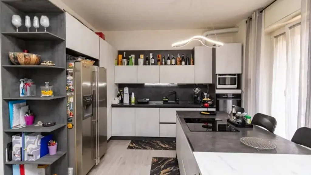 Cuisine - Rusticated Apartment with Balcony in Monza