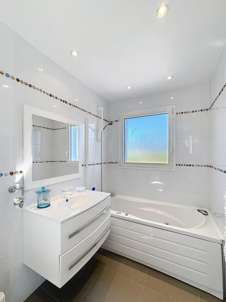 Salles de bain - Villa Récemment Construite avec Piscine à Mougins