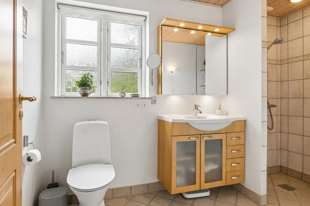 Bathrooms - Cottage with Limfjorden View in Løgstør