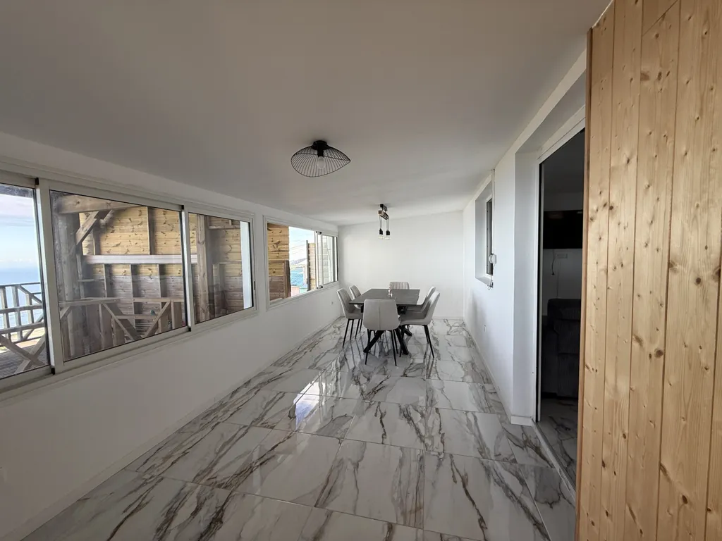 Söögituba - Maison with Sea View and Terrace in La Chaloupe