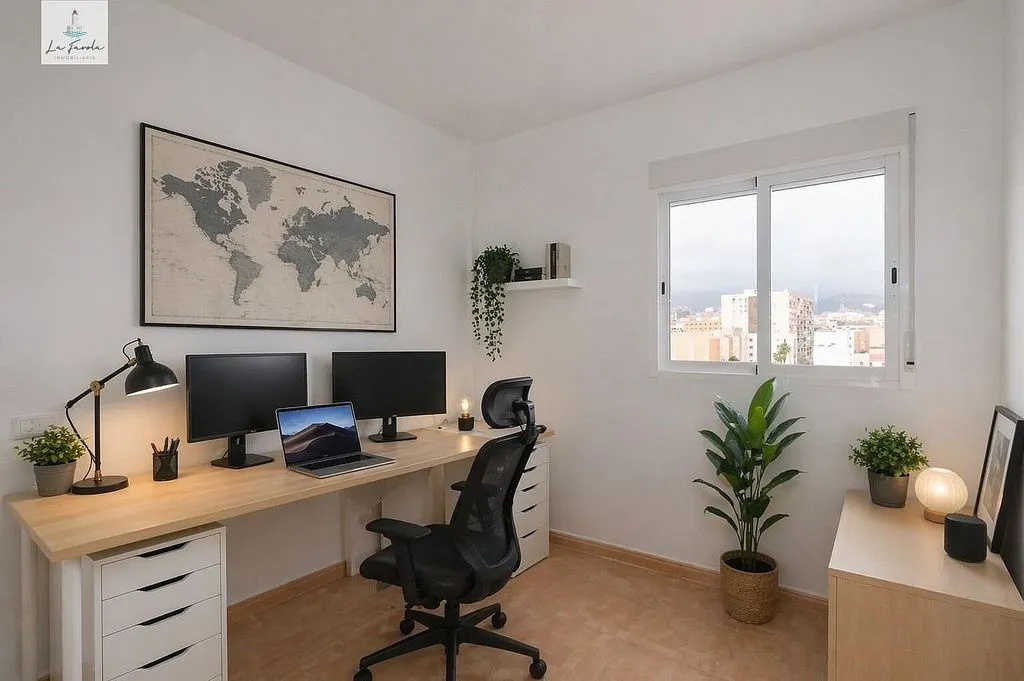 Bureau - 3-Bedroom Apartment with Terrace in Huelin