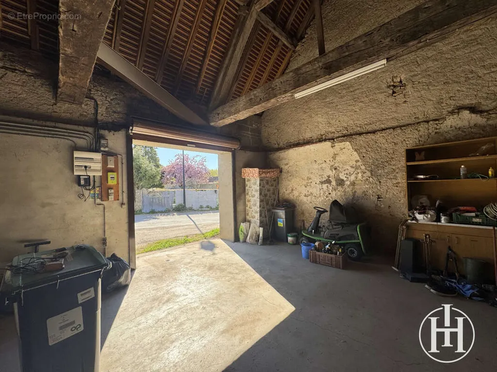 Garaaž - Renovatable House with Garden in La Celle