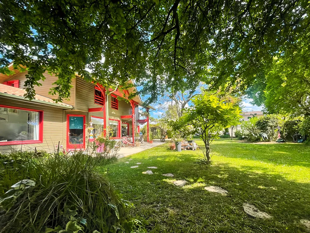 Jardin - Maison Atypique avec Terrasse au Centre de Bruges