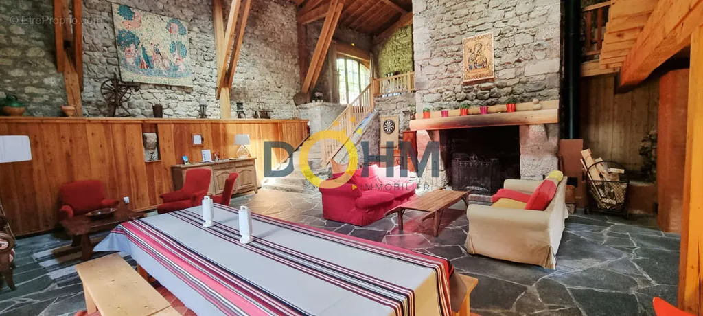 Soggiorno - 16th-Century Manor with Forest Setting in Haut-Forez