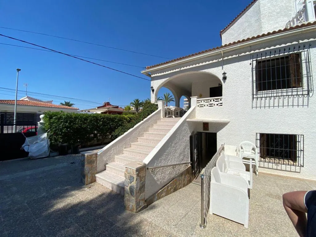 Välivaade - Renovated House with Two Pools in Punta Prima