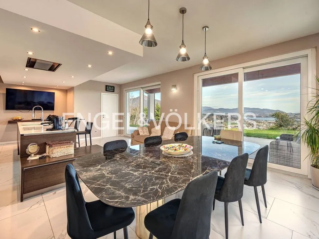 Söögituba - Luxury Villa with Infinity Pool in Erba, Lombardy