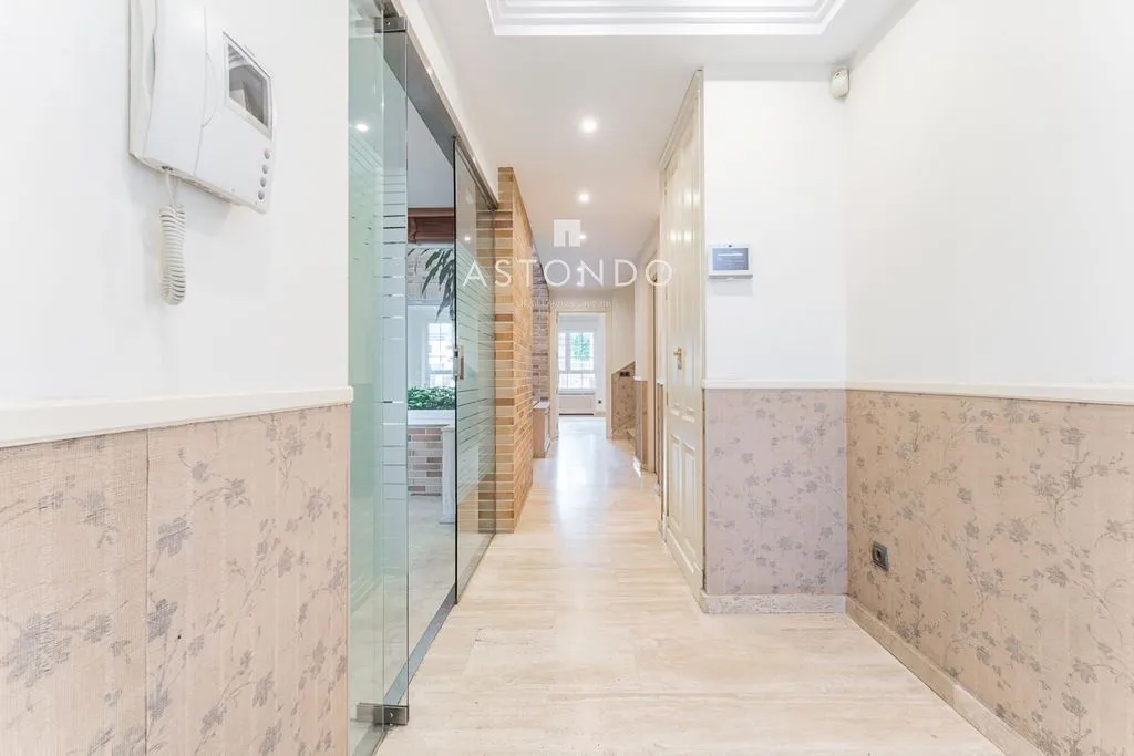 Entrée - Luxury Townhouse with Pool in Madrid