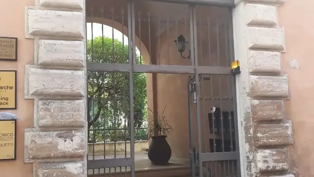Esik - Spacious Apartment in Historic Osimo