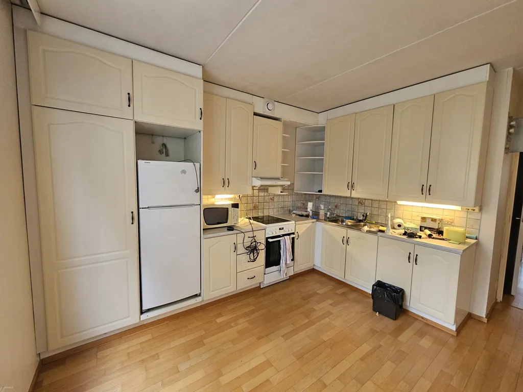 Köök - Spacious Apartment with Balcony in Matinkylä, Espoo