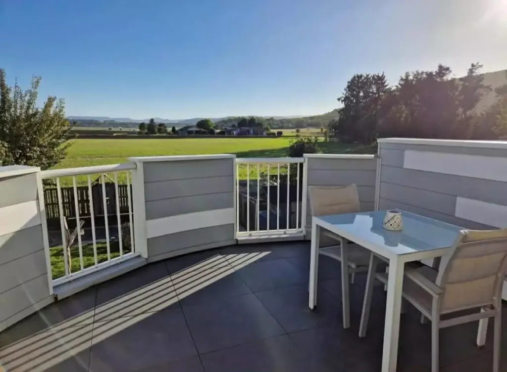 Balcon - Maison avec Piscine et Jardin à Menetrol