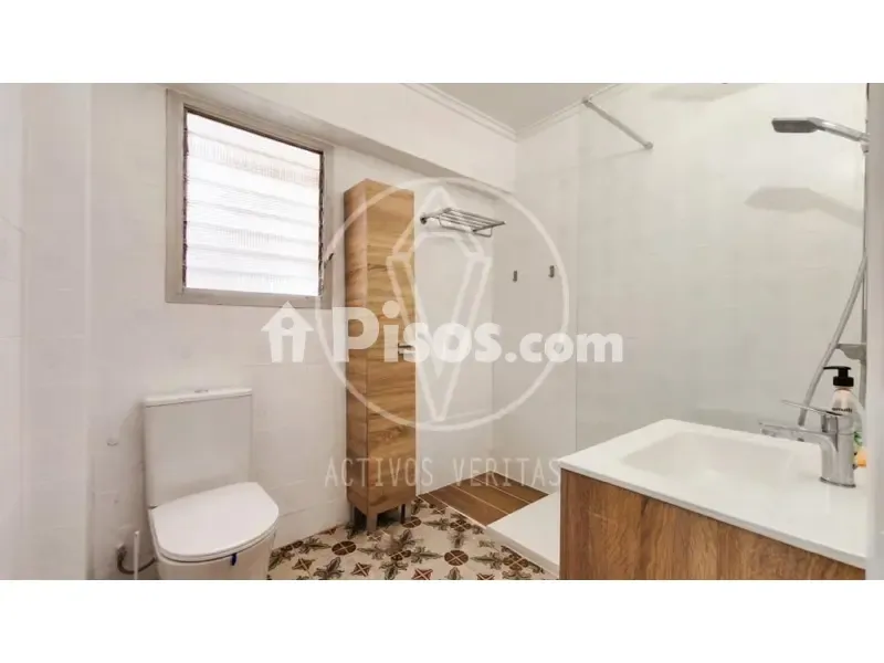 Bathrooms - Bright Apartment with Balcony in Paterna Centre