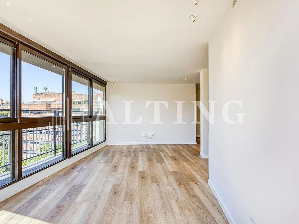Rooms - Reformed Apartment with Terrace in Barcelona