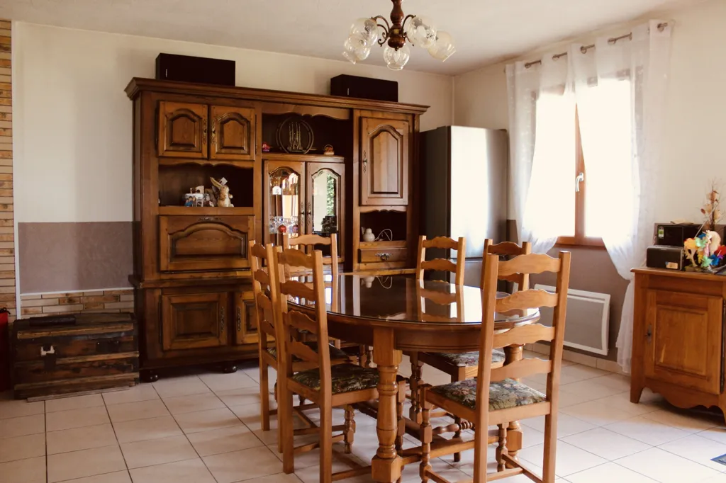 Salle à manger - Maison Individuelle avec Grand Terrain Clôturé