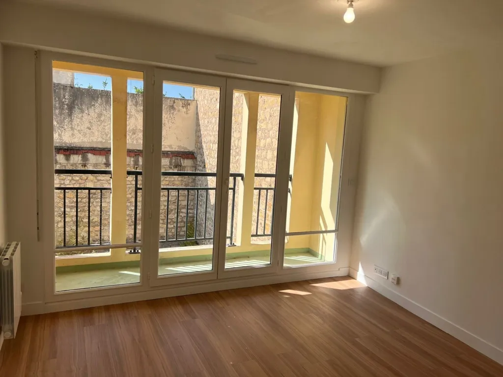 Pièces - Studio avec Balcon au Centre Historique de Pontoise