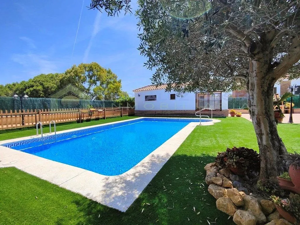 Piscine - Chalet with Pool and Terraces in Lepe