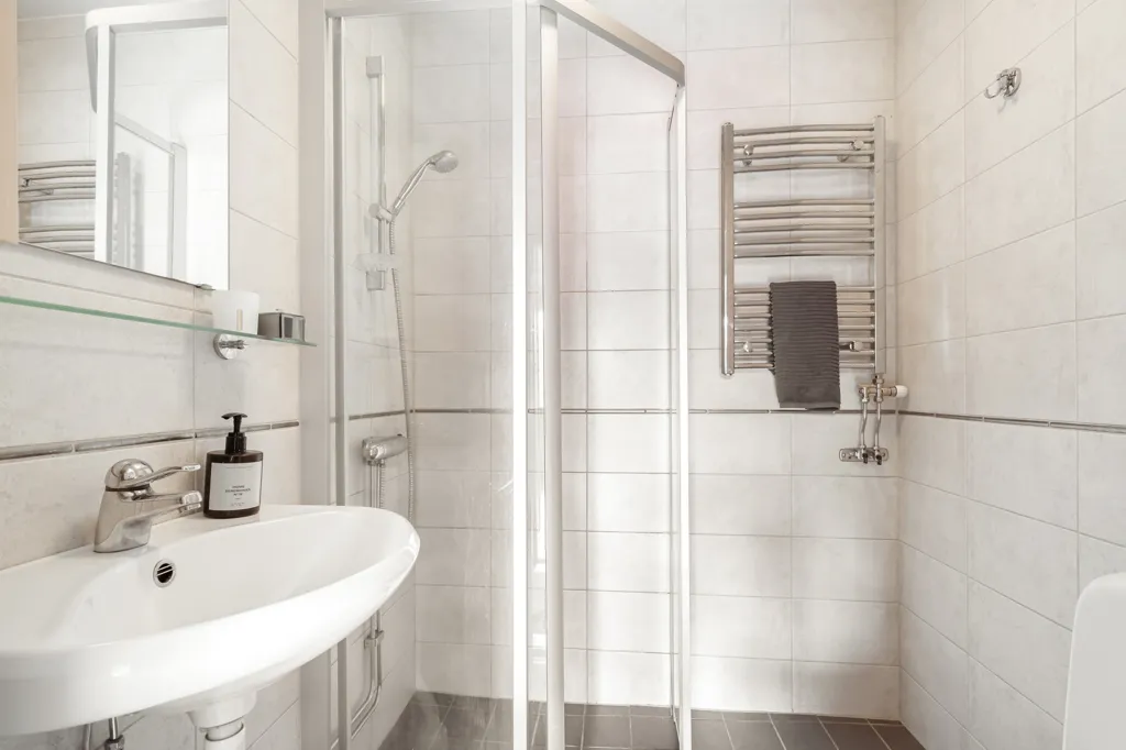 Vannitoad - Modern 1.5-Bedroom Flat with Large Terrace in Askim