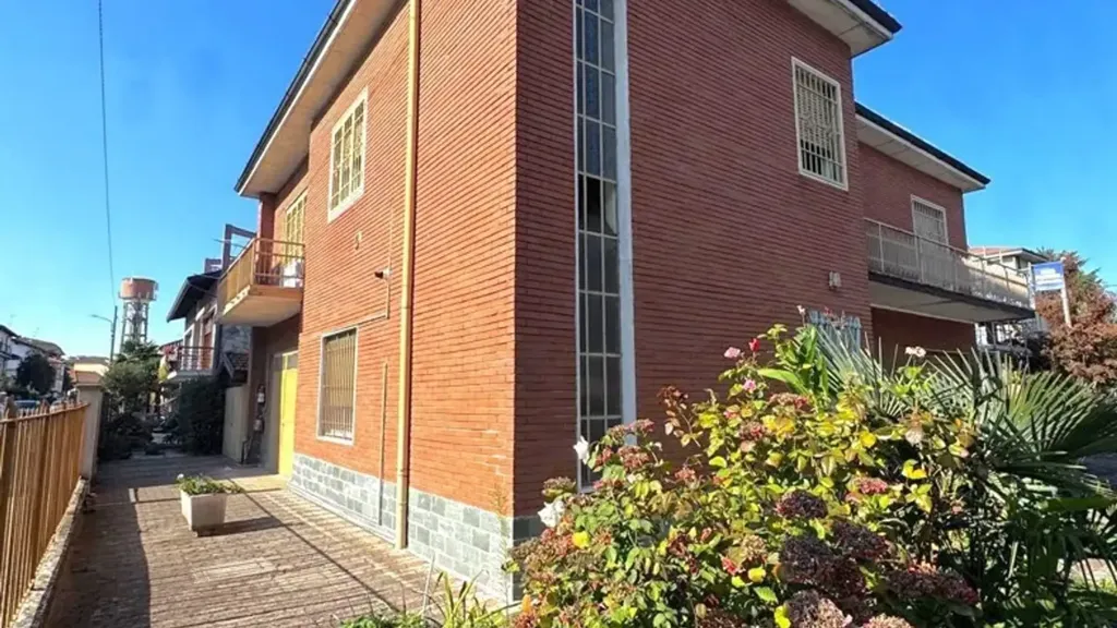 Extérieur - Cielo-Terra Property with Shop in Binasco