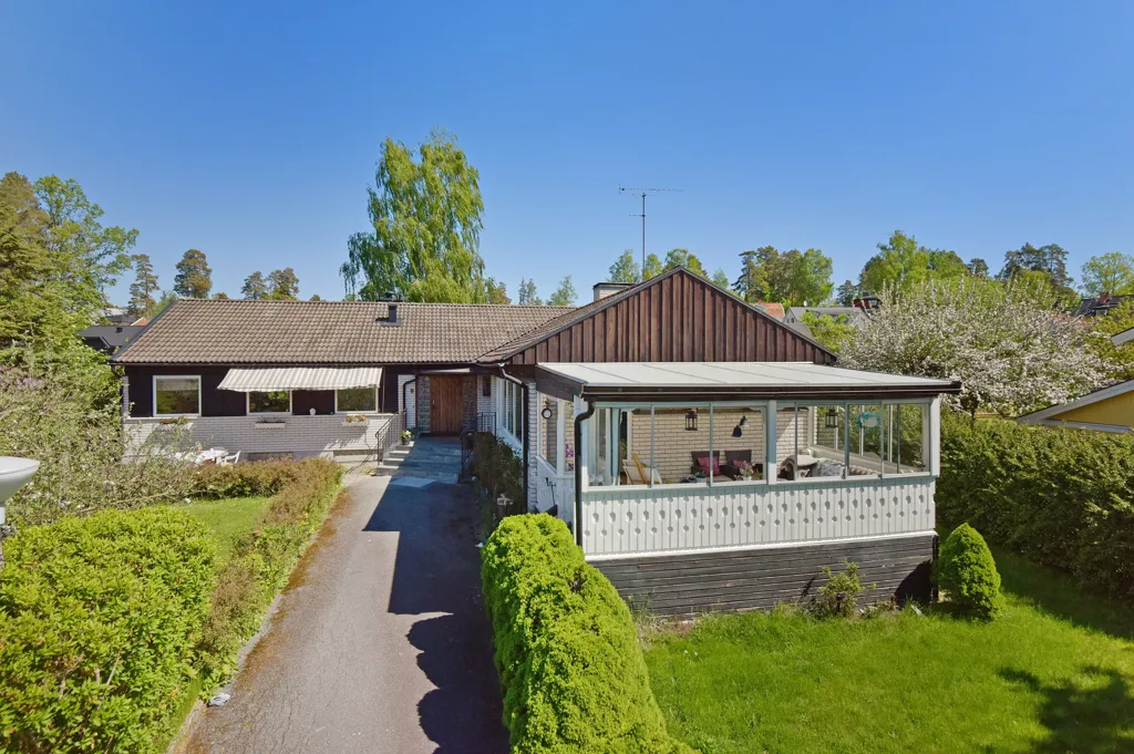 Vue aérienne - 60s Villa with Large Garden in Västra Jakobsberg