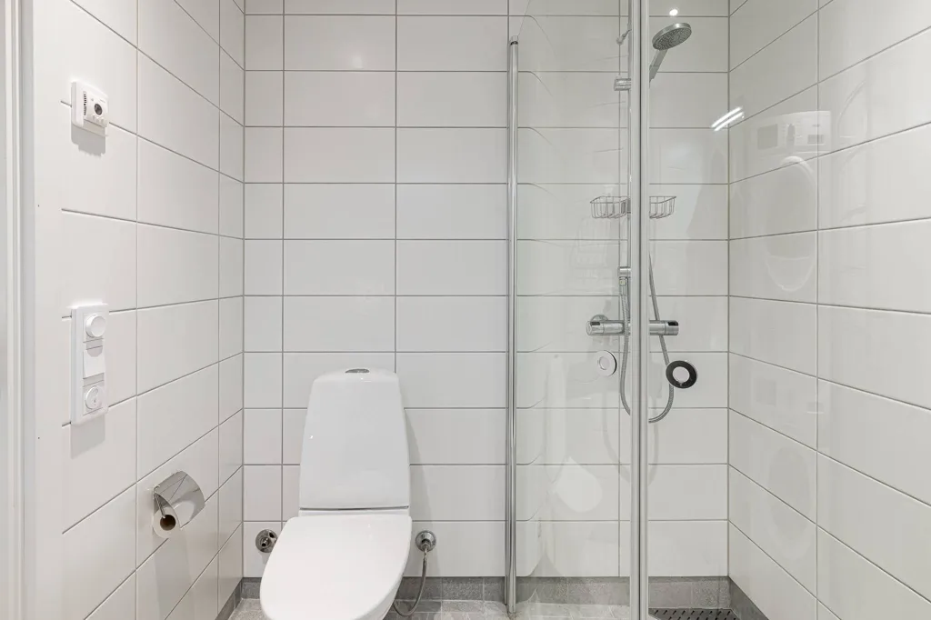 Salles de bain - Modern Flat with Balcony in Eskilstuna