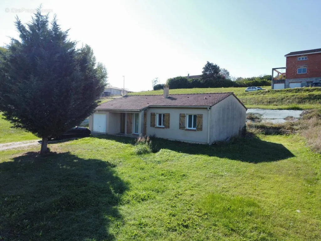 Extérieur - Maison de Plain Pied avec Garage et Jardin à Lizac