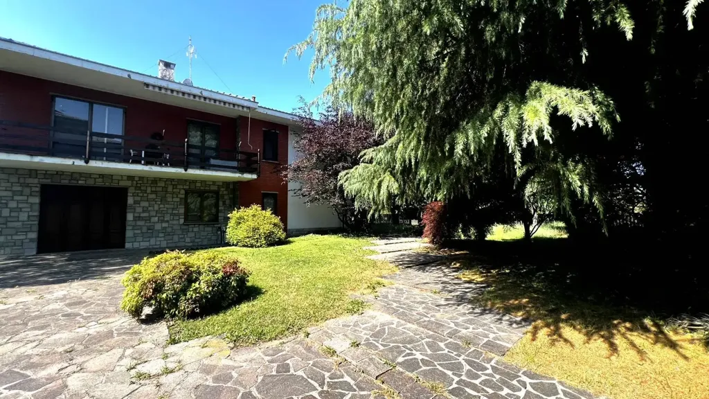 Terrass - Villa with Edificabile Potential in Bernareggio