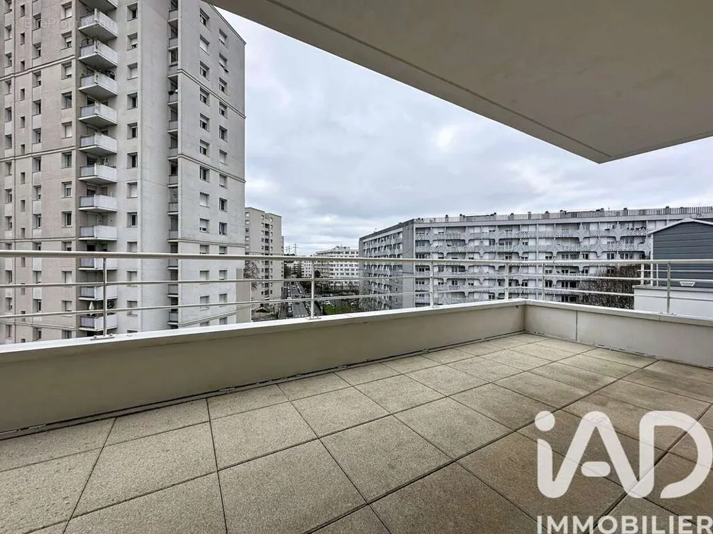 Rõdu - Apartment with Large Terrace in Chelles Centre