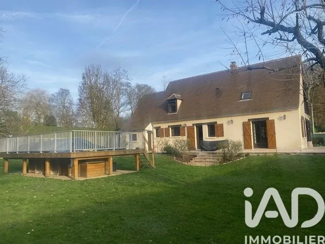 Jardin - Maison de Plain Pied avec Piscine à Attichy