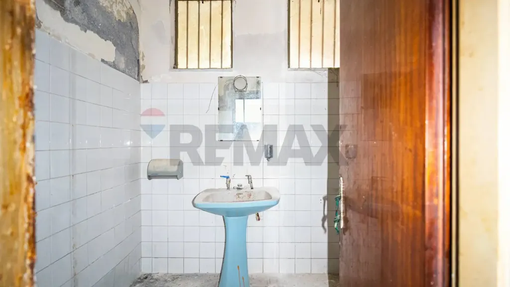 Salles de bain - Commercial Space with Apartments in Belpasso