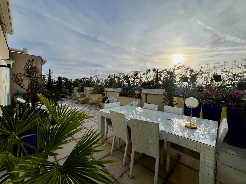 Terrasse - Luxury Apartment with Cathedral View in Reims