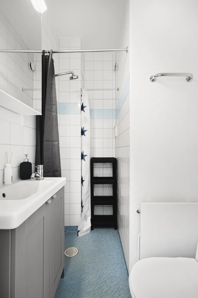 Salles de bain - 1st Floor Apartment with Balcony in Uppsala
