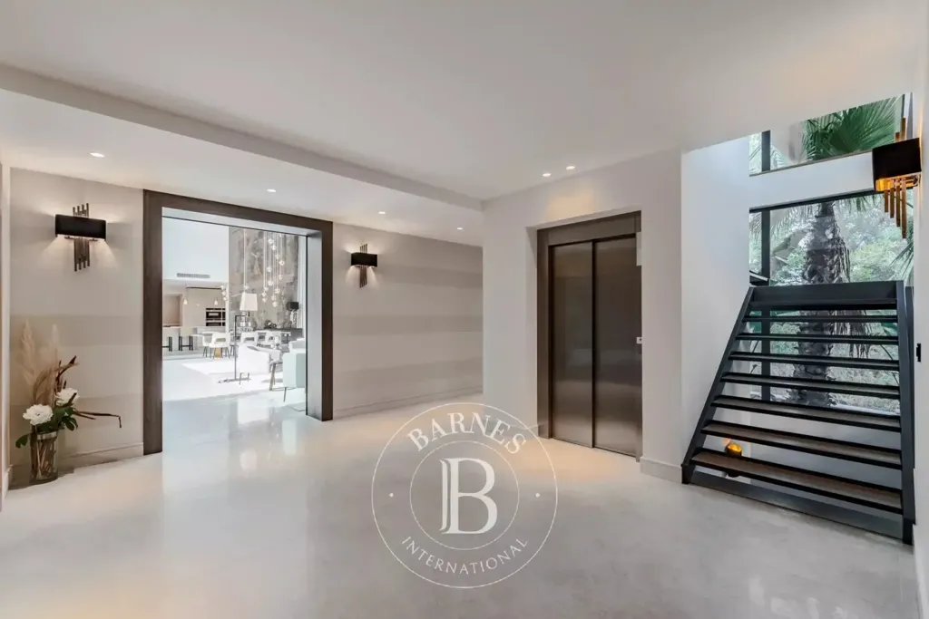 Hallway - Contemporary Villa with Pool in Mougins