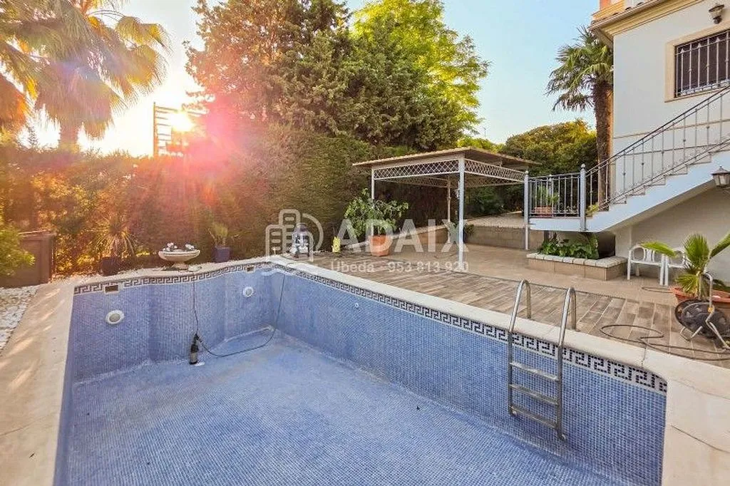 Pool - Chalet with Pool in Baeza, Jaén