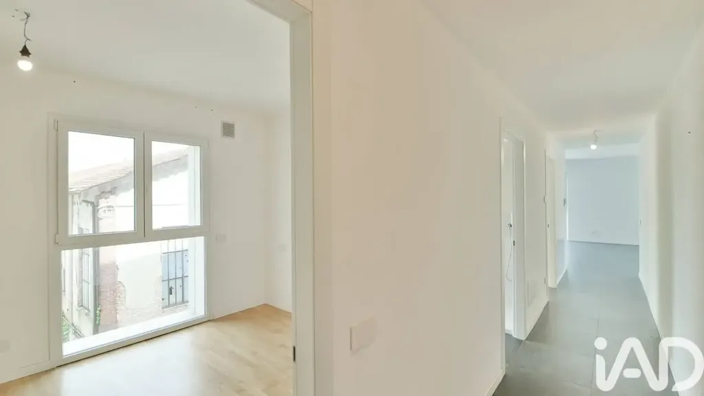 Esik - Newly Built Apartment with Balcony in Cantù