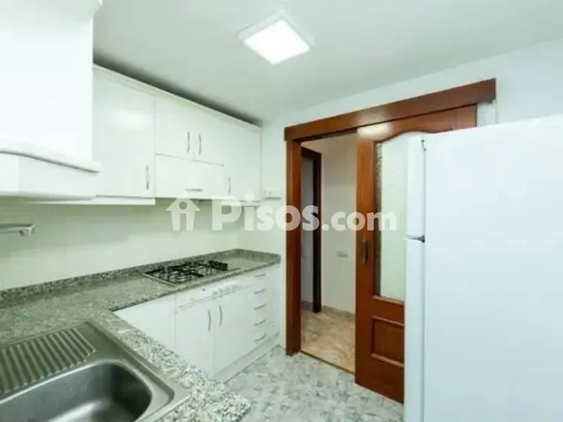 Cucina - Classically Styled Flat with Balcony in Traditional Centre